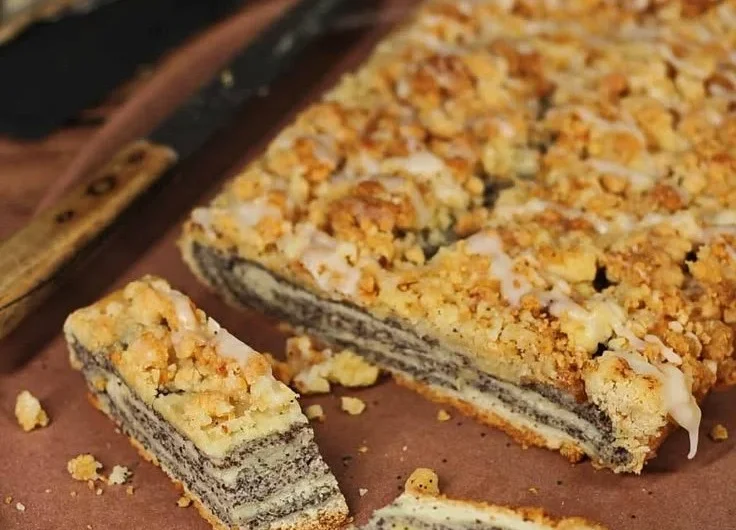Leckerer Mohnstriezel frisch gebacken auf einem Tisch