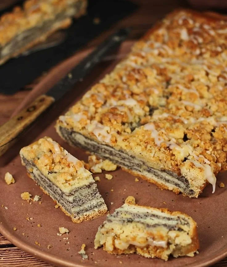 Leckerer Mohnstriezel frisch gebacken auf einem Tisch