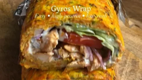 Leckerer low-carb Gyro Wrap auf einem Teller mit frischem Gemüse.