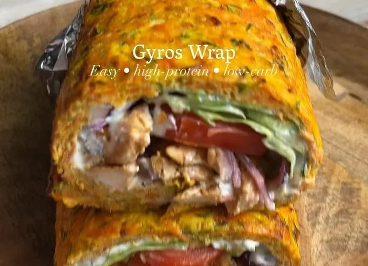 Leckerer low-carb Gyro Wrap auf einem Teller mit frischem Gemüse.