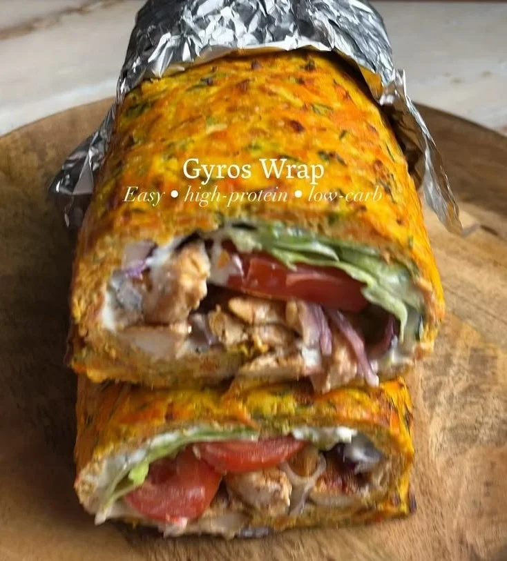 Leckerer low-carb Gyro Wrap auf einem Teller mit frischem Gemüse.