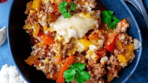 Köstliches Low-Carb Mittagessen auf einem Teller, gesund und schnell zubereitet.