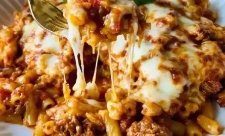 Leckerer Makkaroni-Auflauf mit Hackfleisch und Käse überbacken