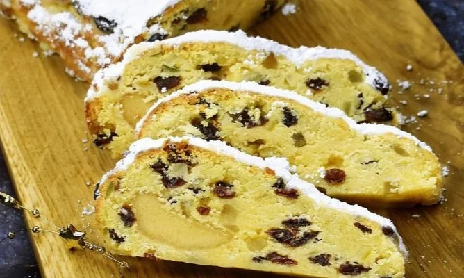 Köstlicher Marzipanstollen, ein traditionelles Weihnachtsgebäck.
