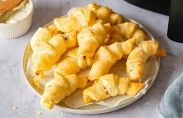 Mini Frischkäse-Hörnchen frisch aus dem Airfryer mit goldbrauner Kruste