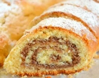 Laktosefreier Nussstrudel nach Omas Rezept, frisch gebacken und appetitlich angerichtet.