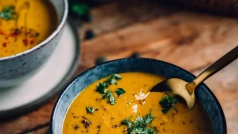 Schüssel mit leckerer Ofenkürbis-Curry-Suppe