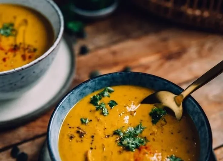 Schüssel mit leckerer Ofenkürbis-Curry-Suppe