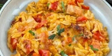 Paprika-Sahne Hähnchen mit Orzo Nudeln frisch aus dem Ofen
