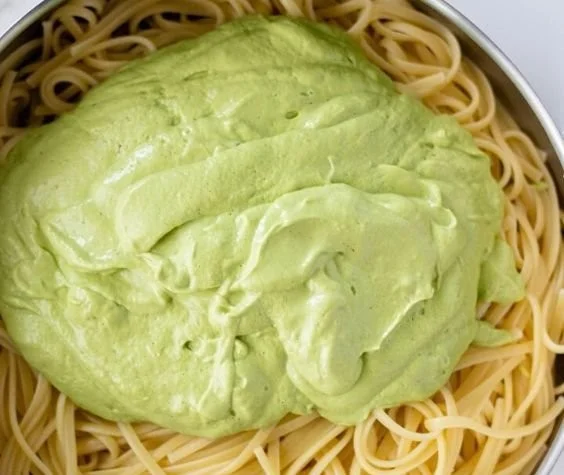 Vielfalt von Pasta: Verschiedene Nudelsorten und Gerichte auf einem Teller