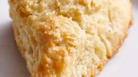 Leckere und perfekt gebackene Scones auf einem Tisch präsentiert.