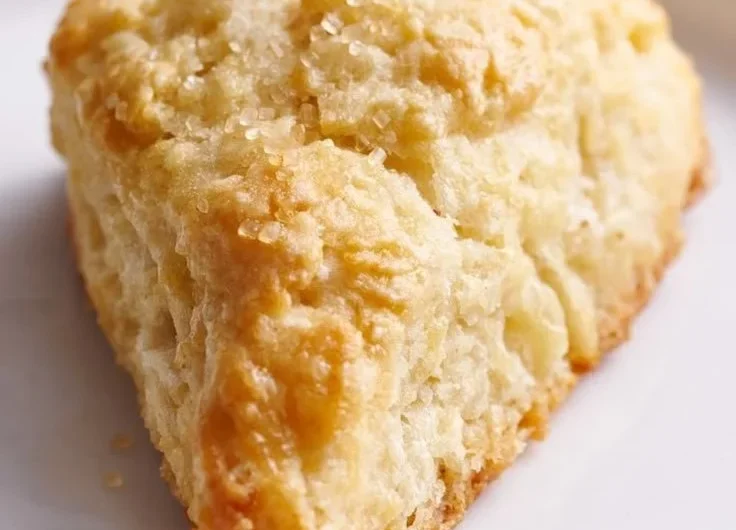 Leckere und perfekt gebackene Scones auf einem Tisch präsentiert.