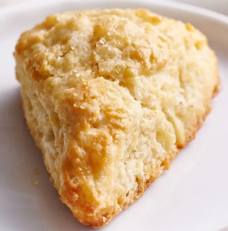 Leckere und perfekt gebackene Scones auf einem Tisch präsentiert.