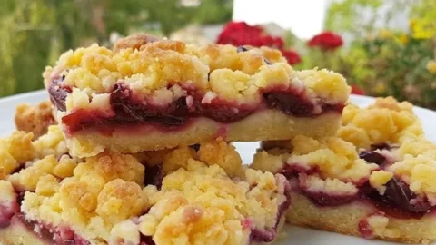 Frischer Pflaumenkuchen mit saftigen Pflaumen und knusprigem Teig