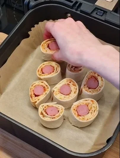 Leckere Pizza Tortilla mit frischen Zutaten und schmelzendem Käse.