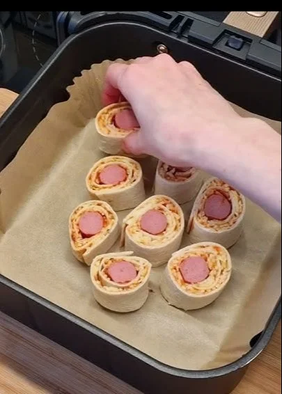 Leckere Pizza Tortilla mit frischen Zutaten und schmelzendem Käse.