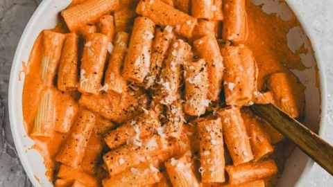 Protein-Nudeln mit Hüttenkäse in einer schmackhaften Kombination