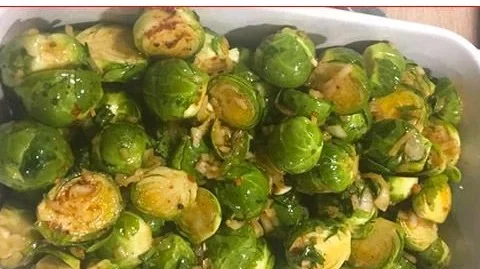 Knuspriger Ofen-Rosenkohl auf einem Teller serviert