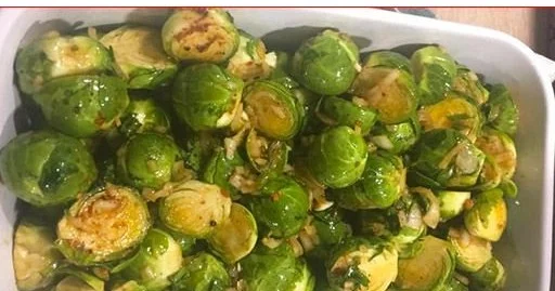 Knuspriger Ofen-Rosenkohl auf einem Teller serviert