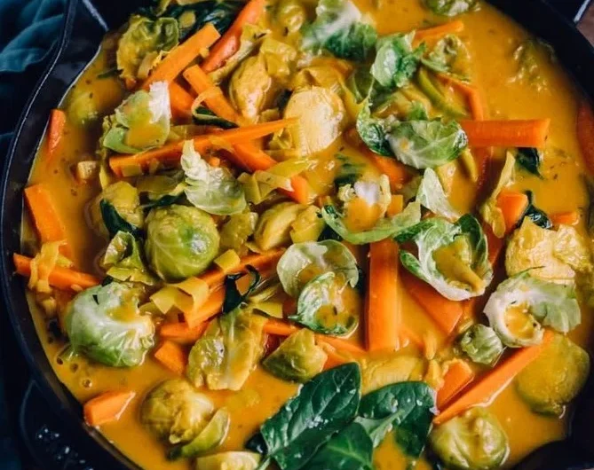 Delikates Rosenkohl-Curry in einer Schüssel