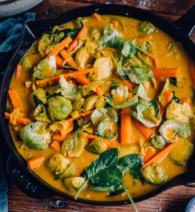 Delikates Rosenkohl-Curry in einer Schüssel