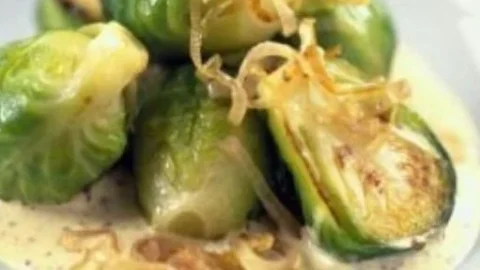 Rosenkohl in einer cremigen Frischkäse-Senfsauce serviert auf einem Teller