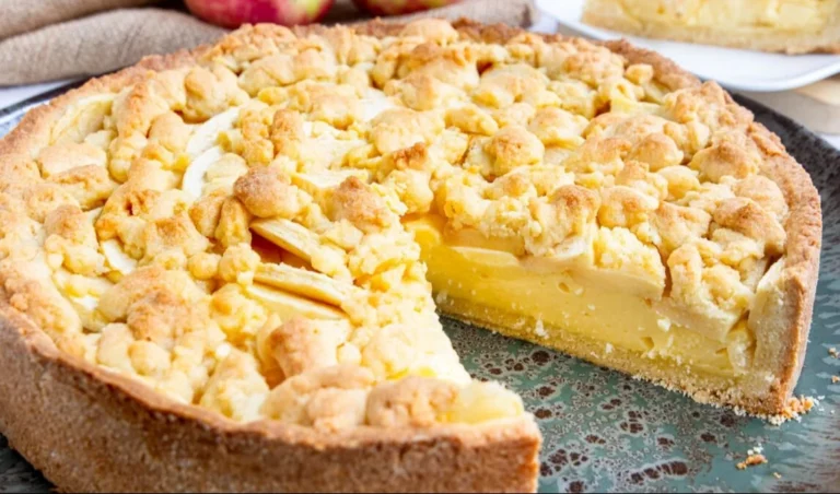 Saftiger Apfelkuchen mit Pudding nach Omas Rezept auf einem Teller.