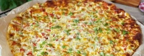 Leckere Schüttelpizza auf einem Teller mit frischen Zutaten