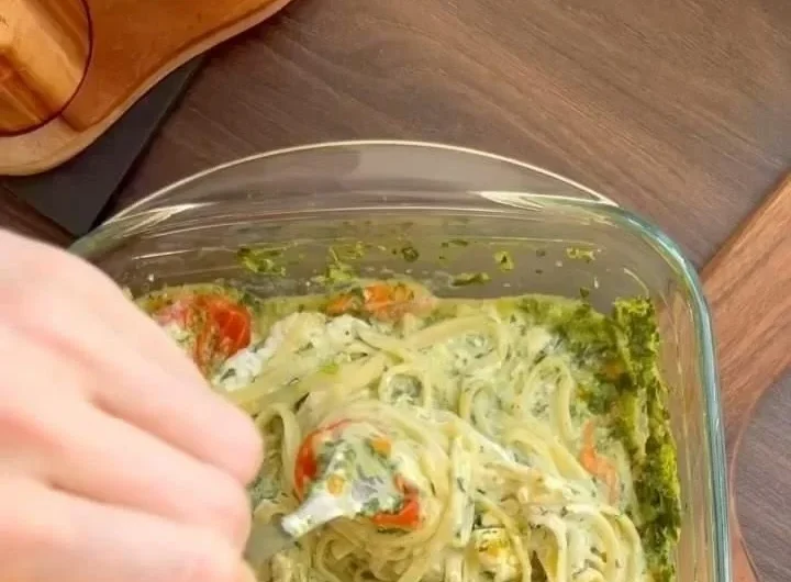 Frisches Spinat Pasta Gericht mit Tomaten und Kräutern
