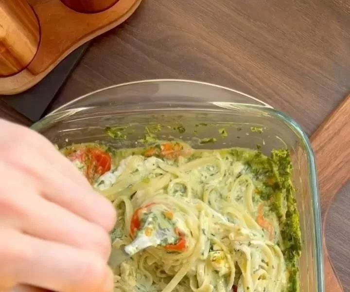 Frisches Spinat Pasta Gericht mit Tomaten und Kräutern