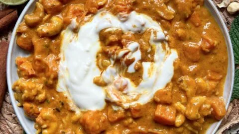 Schnelles und cremiges Süßkartoffel Curry in einer Schüssel