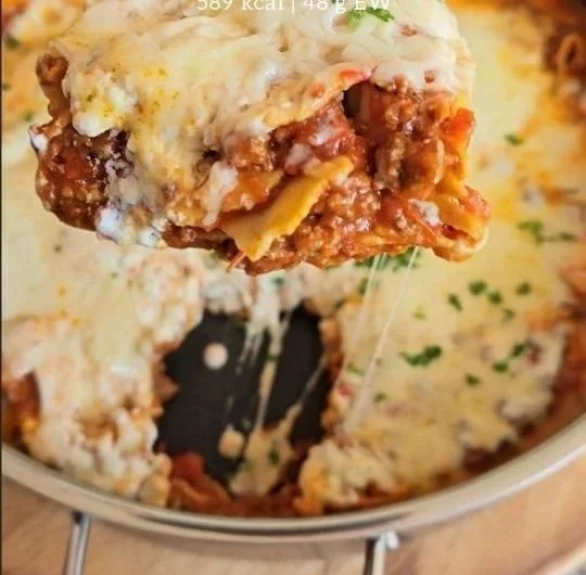 Vegane Lasagne mit frischem Gemüse und veganer Bechamelsauce