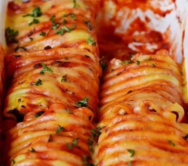 Vegane Lasagne Rollen mit frischem Gemüse und veganer Béchamelsoße