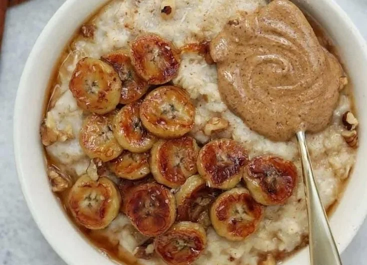 Schüssel mit verführerischem Karamell-Bananen-Haferbrei