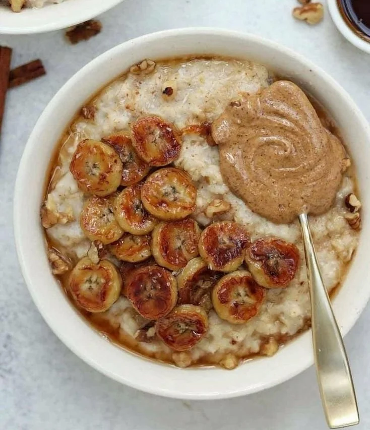 Schüssel mit verführerischem Karamell-Bananen-Haferbrei