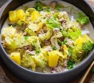 Wirsing-Kartoffel-Eintopf mit Hackfleisch und Schmelzkäse in einer Schüssel