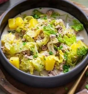Wirsing-Kartoffel-Eintopf mit Hackfleisch und Schmelzkäse in einer Schüssel