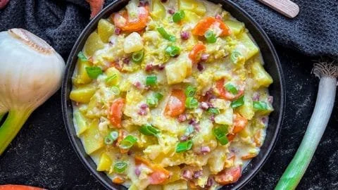 Wirsing-Kartoffeleintopf mit Speck in einer bunten Schüssel