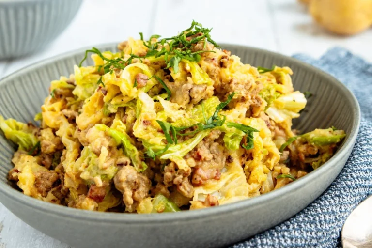Wirsing Hackfleisch und Kartoffeln in einer schmackhaften Pfanne zubereitet