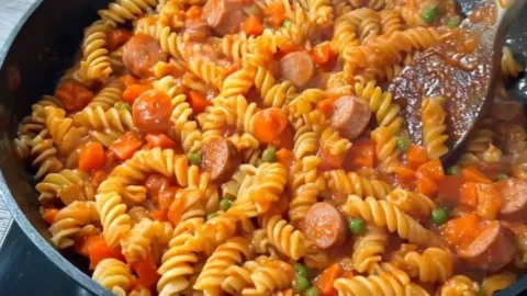 Würstchen-Pasta Gericht zubereiten mit frischen Zutaten