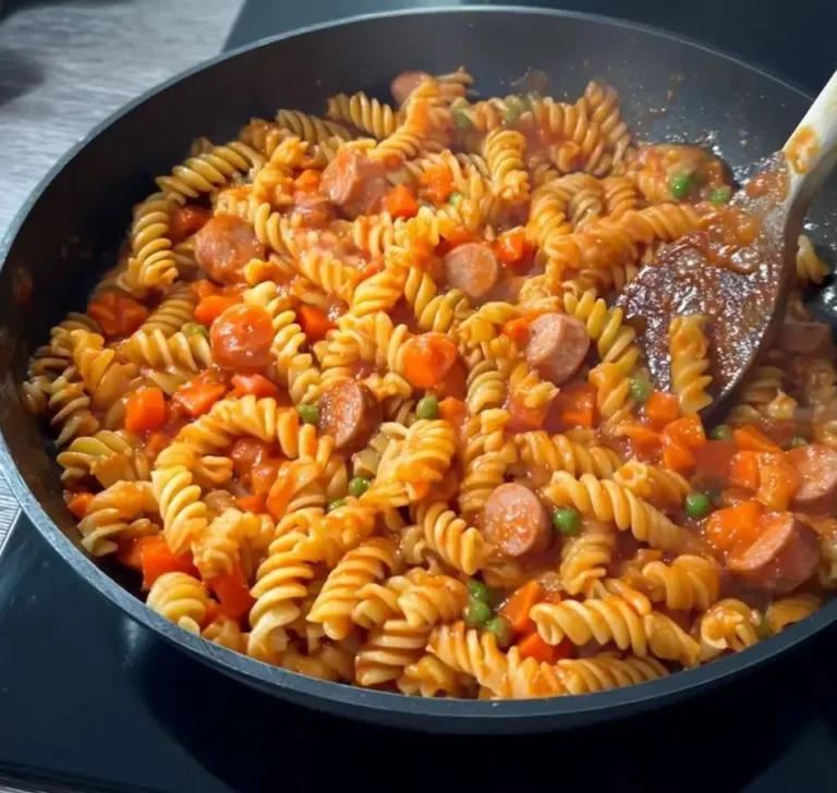 Würstchen-Pasta Gericht zubereiten mit frischen Zutaten