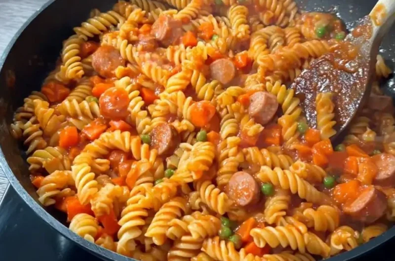 Würstchen-Pasta Gericht zubereiten mit frischen Zutaten