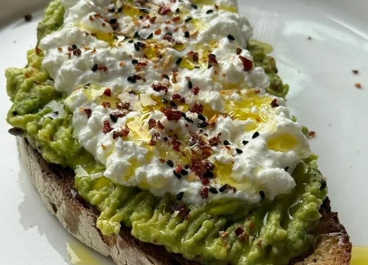 Leckeres Avocado Toast mit frischen Zutaten auf einem Teller