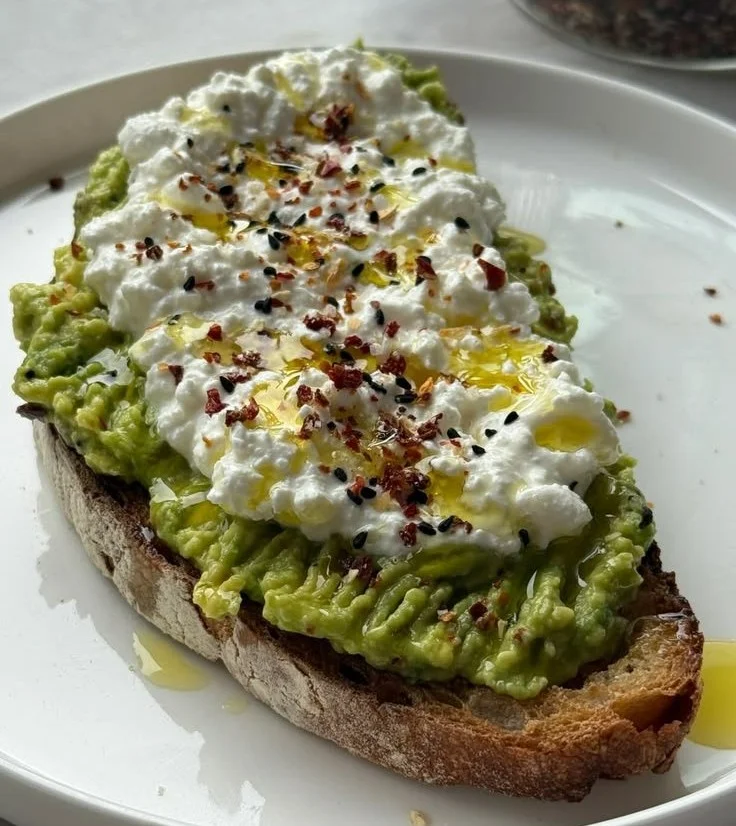 Leckeres Avocado Toast mit frischen Zutaten auf einem Teller