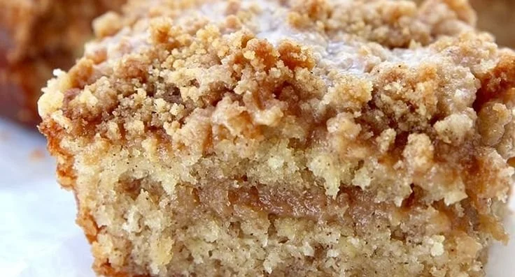 Schneller und extra knuspriger Bananen Kuchen auf einem Kuchenteller.