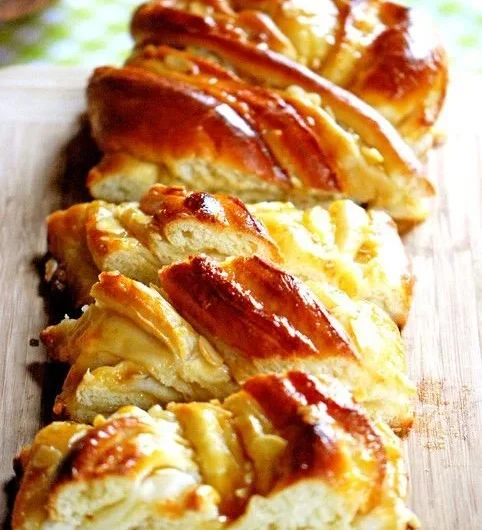 Bienenstich-Striezel von Patces_Patisserie, ein süßer Hefeteig mit Mandeln und Sahnefüllung