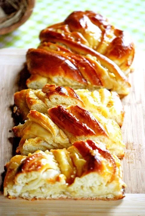 Bienenstich-Striezel von Patces_Patisserie, ein süßer Hefeteig mit Mandeln und Sahnefüllung