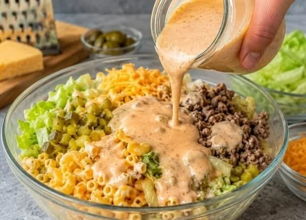 Leckere Big Mac Pasta Salat mit cremiger Soße in einer Schüssel.