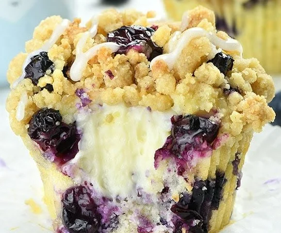Blaubeer-Creamcheese-Muffins mit einem knusprigen Streusel-Topping
