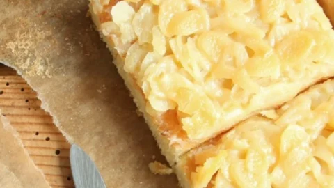 Buttermilchkuchen mit Mandeln auf einem Teller, frisch gebacken